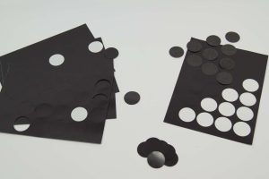 Naklejki magnetyczne okrągłe arkusz 40 mm 30 szt grubość folii 0,4 mm