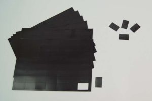 Naklejki magnetyczne prostokątne 20 mm x 40 mm 70 szt w arkuszu grubość folii 0,7 mm